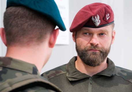 Stracił rękę na wojnie, dziś gra w „M jak miłość”. Poruszająca historia Tomasza Rożniatowskiego