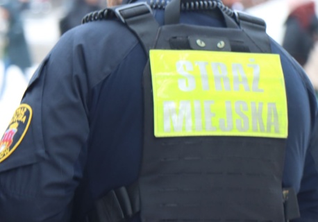 Z komina warsztatu samochodowego unosił się czarny dym