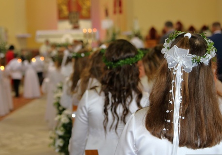 Robi komunię w domu. 