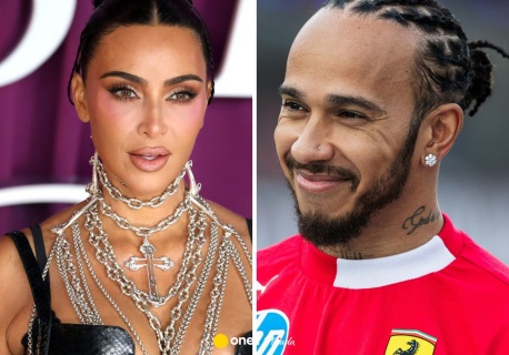 Kim Kardashian flirtowała z Lewisem Hamiltonem na Super Bowl. Zastosowała technikę 