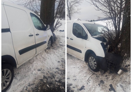 54-latek uderzył w drzewo między Dobrym Miastem a Praslitami