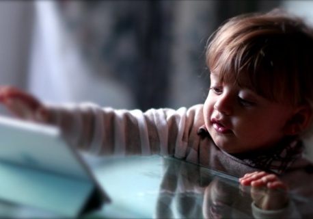 Zakaz ekranów w przedszkolach wywołał burzę. Tym razem oberwało się rodzicom