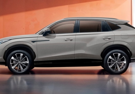 Zajrzał pod chińskiego SUV-a i się przestraszył. Nie tego się spodziewał