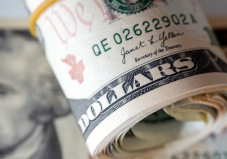 Słaby początek tygodnia dla dolara. Amerykańska waluta znów traci