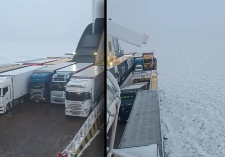 Polski prom z samochodami utknął tuż przed Świnoujściem. Bałtyk wygląda jak Arktyka