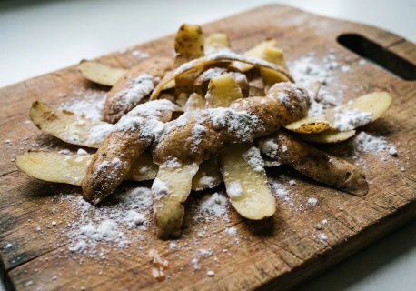 Zardzewiała patelnia wróciła do życia. Wystarczyło to, co zwykle trafia do kosza