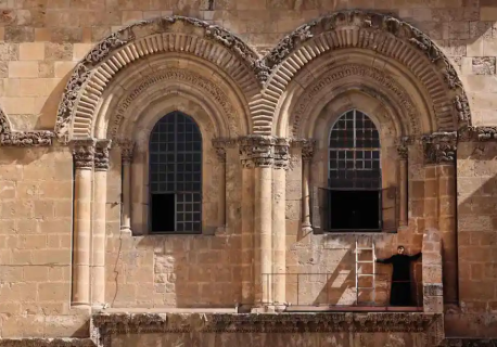 Żydzi plują przy wejściu do ormiańskiej świątyni w Jerozolimie