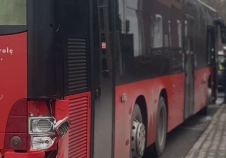 Autobus MZK uszkodził auto podczas zawracania na ulicy Jordana w Jeleniej Górze