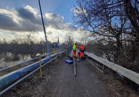 Mieszkańcy martwią się o los zabytkowego mostu. „Nikt nie powinien się tam znajdować”