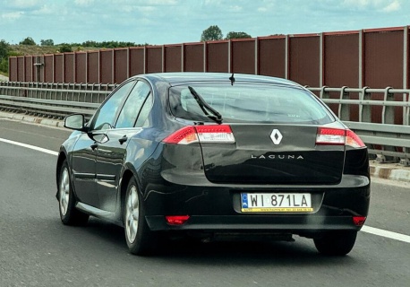 Rynek aut używanych 2026: najchętniej importujemy tanie, starsze pojazdy. Benzyna i diesel królują!