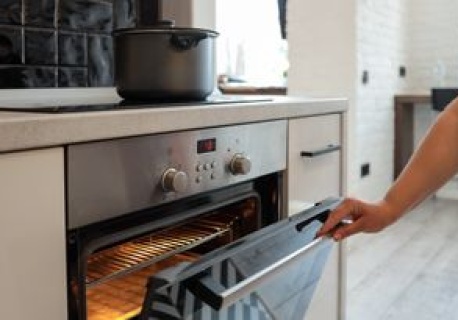 Ten błąd przy piekarniku winduje rachunki. Większość go robi