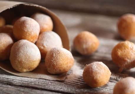 Przepis na puszyste pączki dla leniwych. Zdradzę ci sekretny składnik