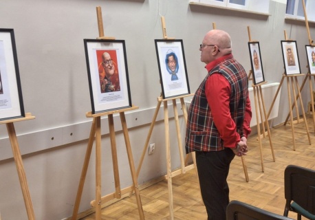 Podróżnicy odwiedzając Radzyń Podlaski otrzymują swoją karykaturę. Stworzono wystawę wszystkich portretów