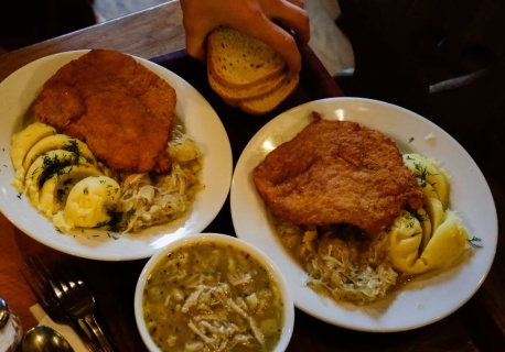 To nie są zwykłe schabowe. Kotlety po mazursku kryją niespodziankę