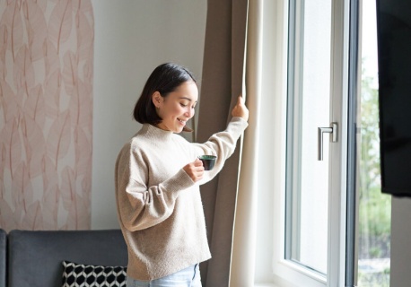 Zawieś to na klamce od okna. Przestaje „uciekać” ciepło