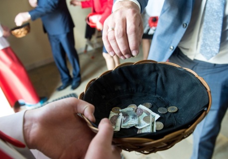 Ile zarabia przeciętny ksiądz? 