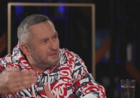 Norbi szczekał na czworaka jak pies u lichwiarza: 