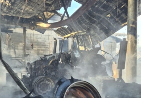 Wielki pożar w gospodarstwie pod Sieradzem. Spłonęła obora i maszyny, uratowano 100 byków