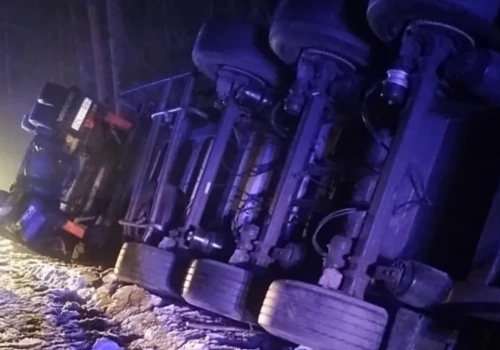 Wywrócona ciężarówka i rozsypany ładunek