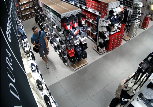 Jego łupem padły buty i skarpety za ponad 800 złotych. Teraz szukają go policjanci