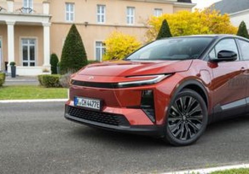 Elektryczna Toyota C-HR+ wjeżdża do salonów. Znamy ceny