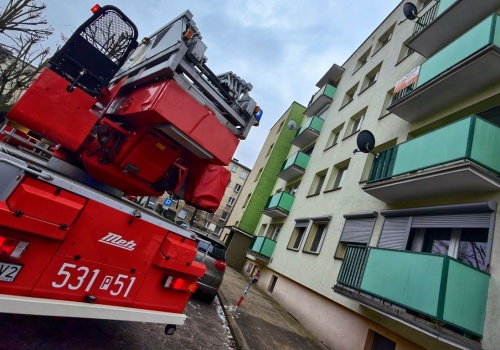 Zadymienie w bloku. Akcja służb (ZDJĘCIA)