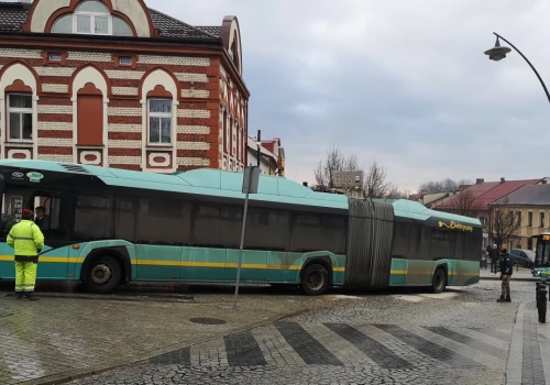 Gołoledź sparaliżowała centrum Jaworzna. Elektryczne autobusy utknęły na rynku
