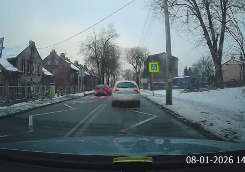 Rozpędzony Ford Mustang wyprzedza na pasach. Kierowca dostał wysoką karę