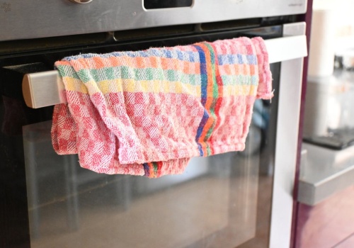 Klasyczne ścierki kuchenne odchodzą w cień. Zamiennik robi różnicę i nie zostawia kłaczków