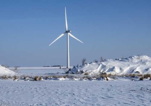 Niebezpieczna zima z wiatrakami. Bryły lodu lecą jak pociski z wyrzutni