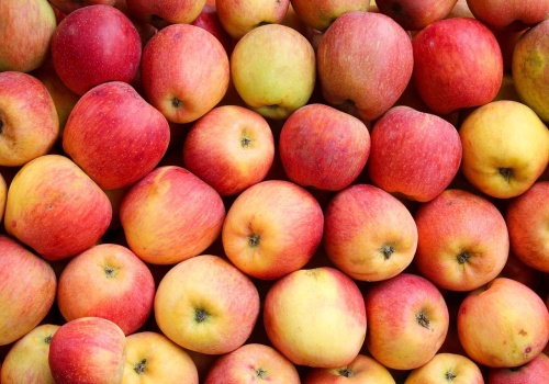 „Koktajl pestycydowy” w jabłkach? Ekolodzy krytykują nowy pakiet UE