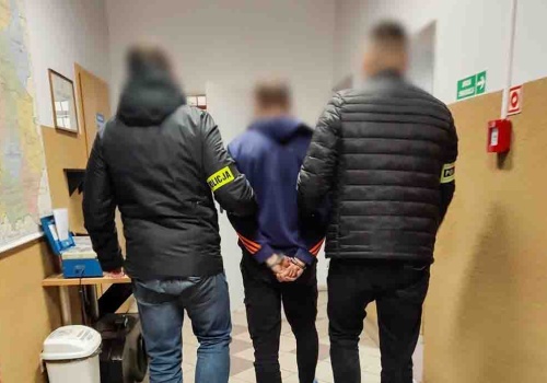 Wschowa. Zamówili jedzenie na dowóz, pistoletem sterroryzowali dostarczyciela i przebili mu opony