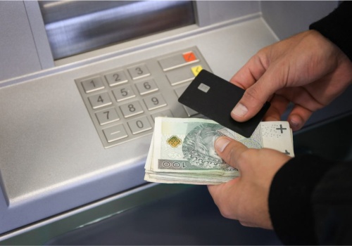 Bank może zgłosić taką wpłatę do GIIF. Nie chodzi tylko o duże kwoty