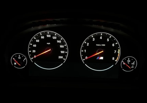 Czy to najbardziej nietypowe hobby? Polski nastolatek odtwarza deski rozdzielcze samochodów i korzysta z nich podczas grania