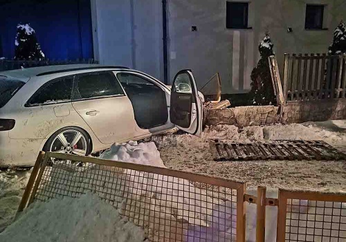 Pijany kierowca Audi przejechał przez środek ronda i uderzył w ogrodzenie szkoły