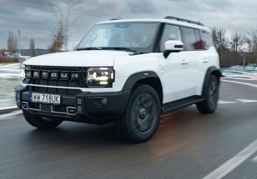 Jetour T2 wygląda jak Defender i Bronco. Kosztuje 50 proc. taniej, a jak jeździ?