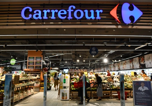 Carrefour Polska zamyka sklepy i ogłasza zwolnienia grupowe. Nawet 350 osób straci pracę