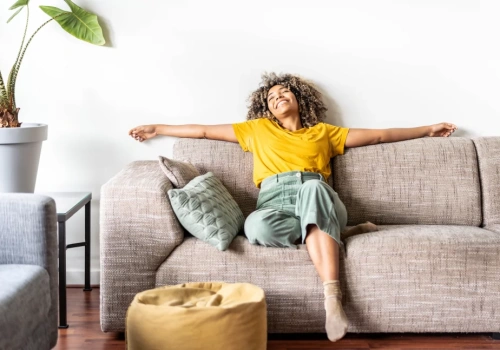 Jak ustawić narożnik w małym pokoju, żeby nie przytłoczyć wnętrza?