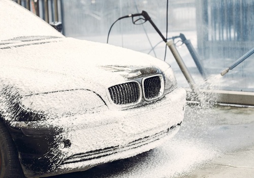 Myjnia zimą tylko w tych warunkach. Inaczej uszkodzisz lakier, uszczelki i unieruchomić drzwi