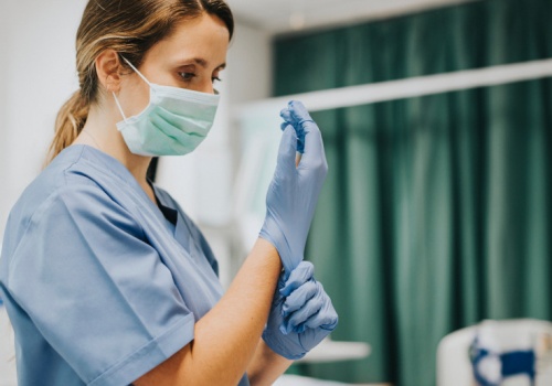 5 965 zł na rękę i 1500 zł dodatku. Tyle zarobi młoda pielęgniarka