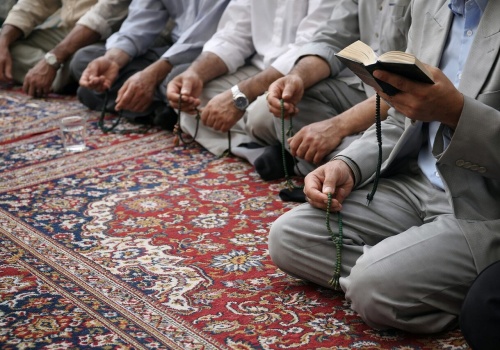 Modlitwa za ścianą? Mieszkańcy dyskutują o planach uruchomienia islamskiego centrum w bloku