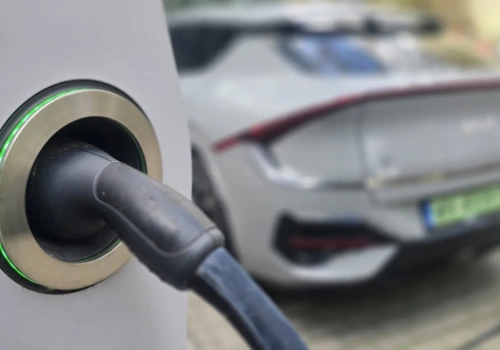 Ceny nowych BEV spadły w 2025 r. Padł rekord rejestracji i przybyło infrastruktury!