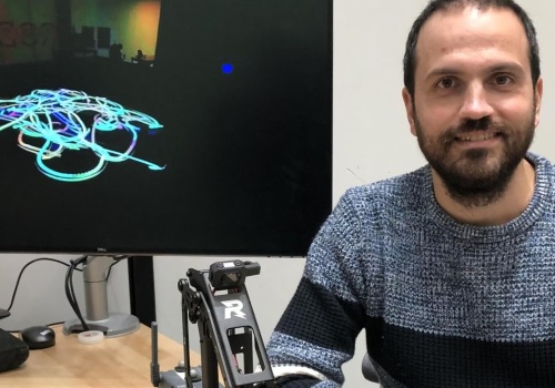 Roboty, które czują rytm. Rój maszyn zamienia muzykę w malarstwo świetlne