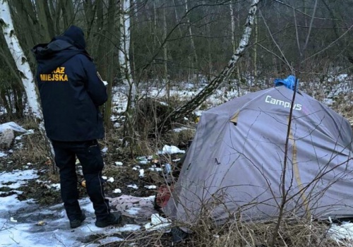 W cztery ostatnie noce strażnicy miejscy kontrolowali pustostany i proponowali pomoc osobom w kryzysie bezdomności