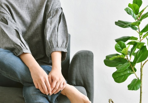 Wygodne, ale czy zdrowe? Co się dzieje z ciałem, gdy siedzisz z nogą na nodze?