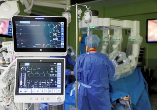 Zarobki w ochronie zdrowia w górę. Internet rozgrzany do czerwoności. Ale czy słusznie?