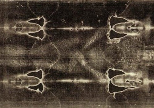 Całun Turyński powstał przy wykorzystaniu średniowiecznego reliefu?