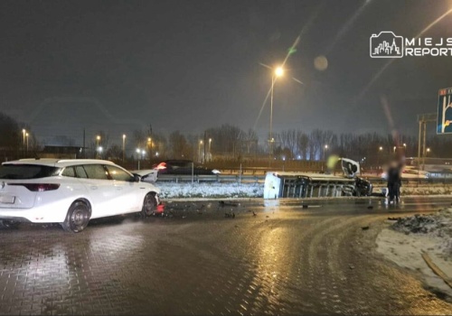 Zderzenie auta służby celno-skarbowej z busem na Wirażowej. Bus przewrócił się na bok i wpadł do rowu