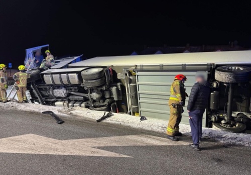 Zderzenie busa z ciężarówką. Pojazd ciężarowy wywrócił się na bok
