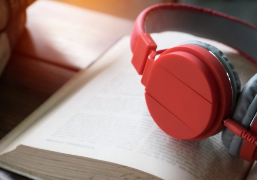 „Niby nikt, a jednak ktoś”. Rozmawiamy o tomiku Dominika Nierodkiewicza